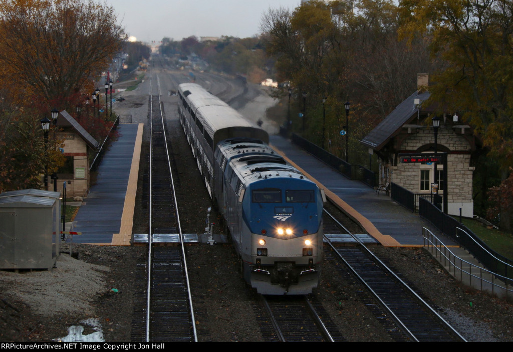 AMTK 4 leads the Southwest Chief through the station at Highlands
